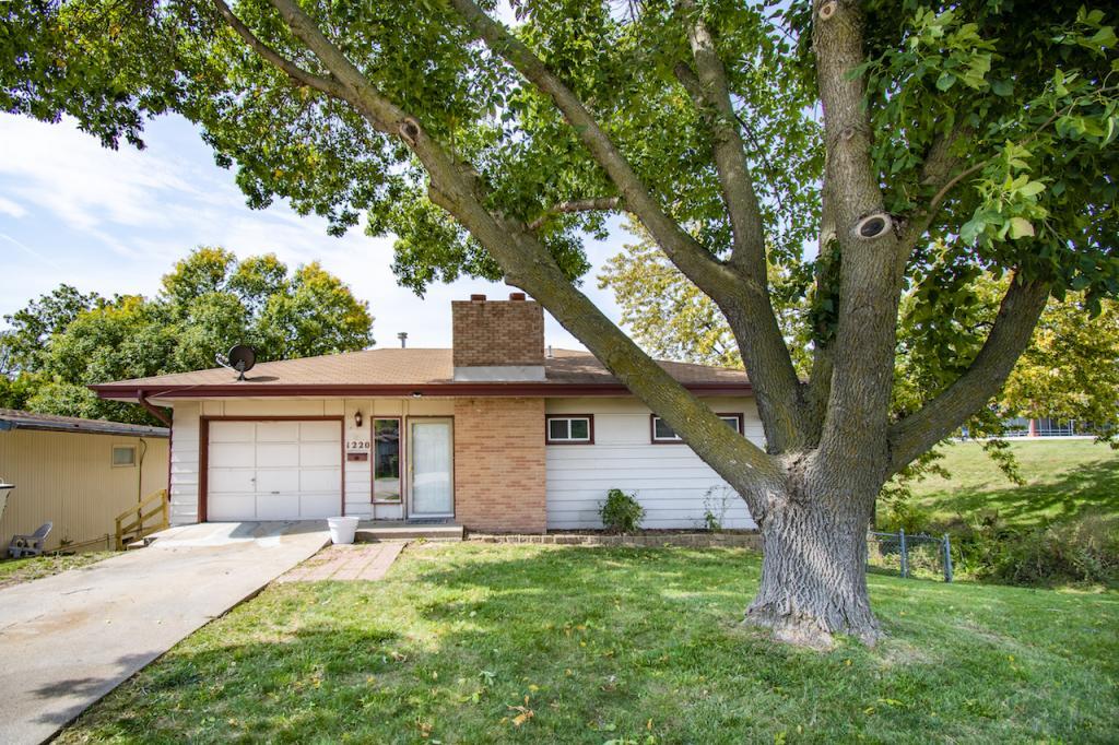 1220 Hillcrest Dr in Bellevue, NE - Building Photo