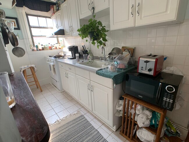 57 Brighton Ave, Unit 11 in Boston, MA - Foto de edificio - Building Photo