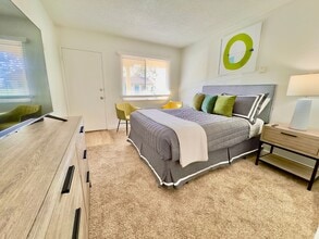 Overlook Point Apartments in San Diego, CA - Building Photo - Building Photo