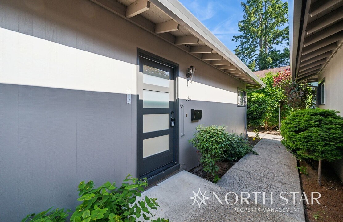 678-688 3rd St in Lake Oswego, OR - Building Photo