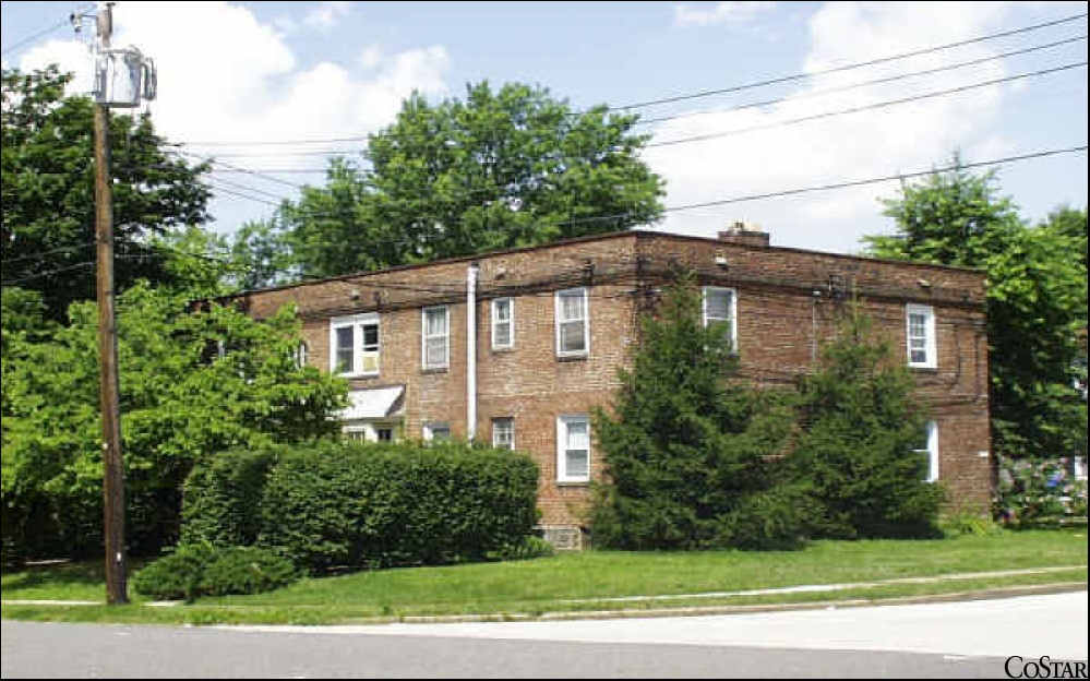 Pine Hill Apartments in Crum Lynne, PA - Building Photo