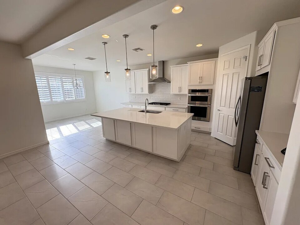 18606 W Reade Ave in Litchfield Park, AZ - Building Photo