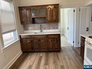 136 Carlton Ave in East Rutherford, NJ - Foto de edificio - Building Photo