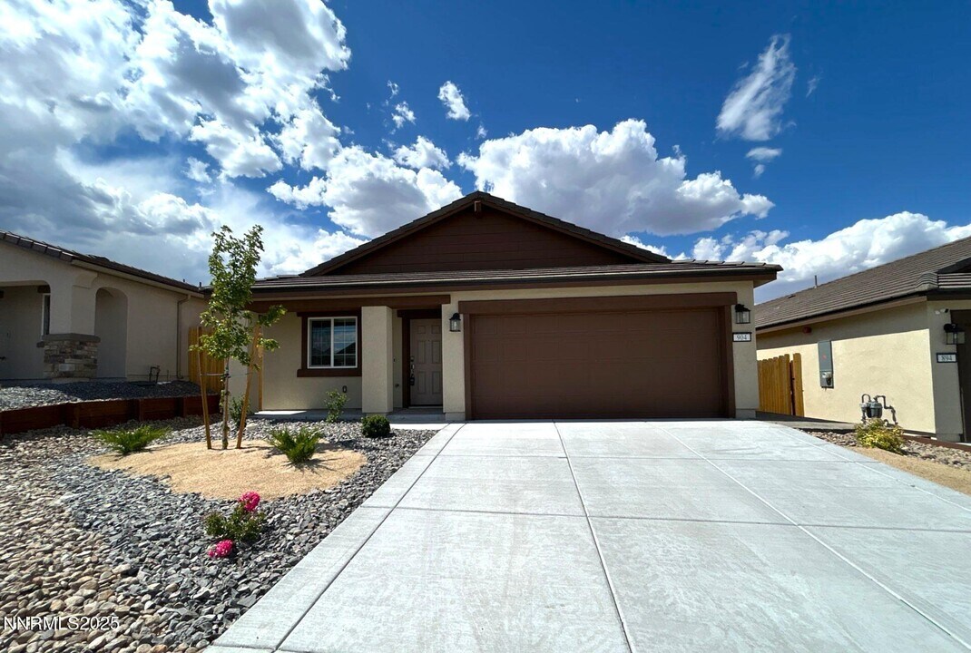 904 Cascade Range Dr in Sparks, NV - Building Photo
