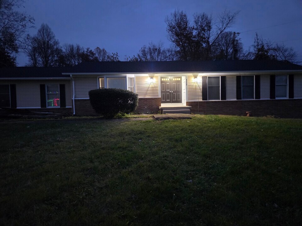 4239 Glenn Dale Rd in Bowie, MD - Foto de edificio