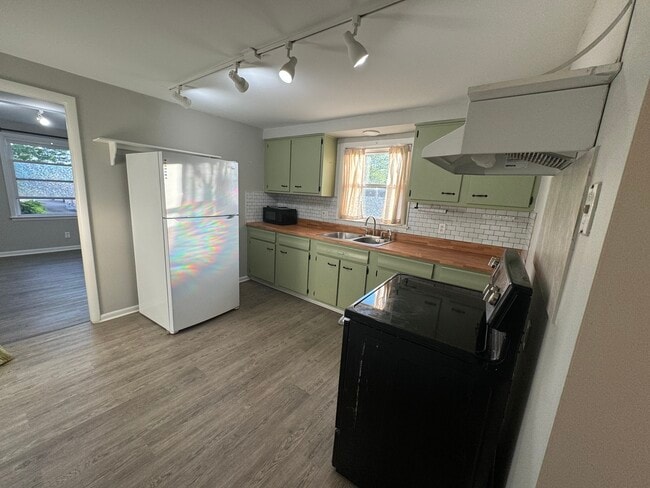 72 Bannard Ave, Unit upper in Tonawanda, NY - Building Photo - Building Photo