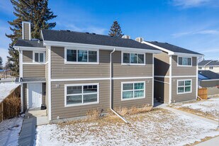 51 Woodview Terr SW in Calgary, AB - Building Photo