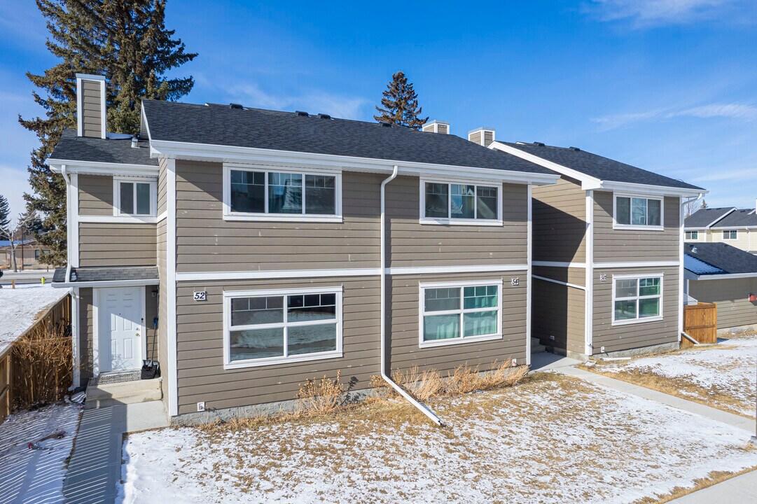 51 Woodview Terr SW in Calgary, AB - Building Photo