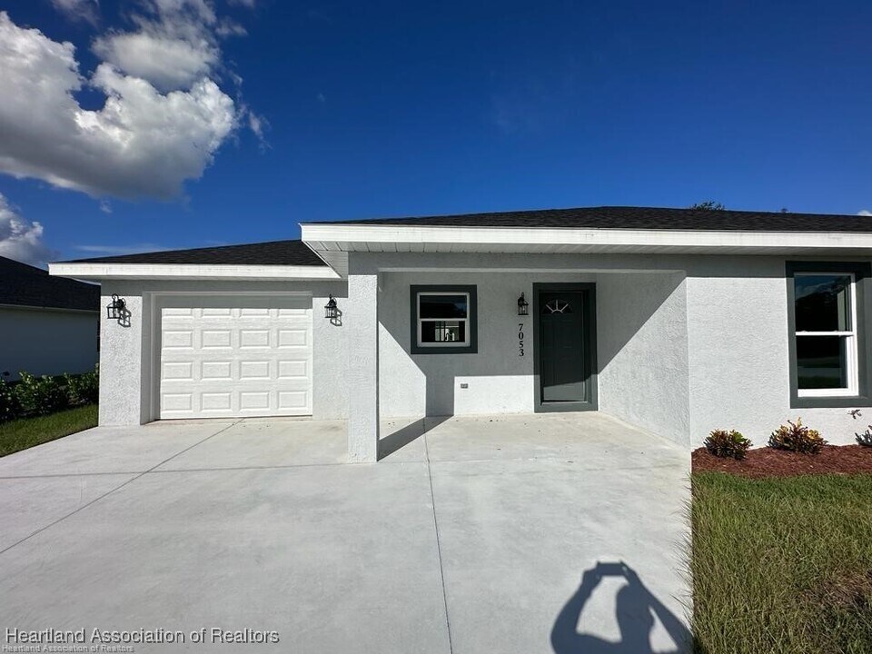 7053 San Bruno Dr in Sebring, FL - Building Photo
