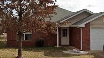 1423 Crape Myrtle Dr in Clarksville, AR - Building Photo