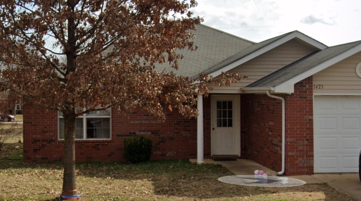 1423 Crape Myrtle Dr in Clarksville, AR - Building Photo