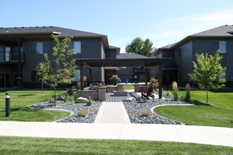 Shadow Crest - Luxury Townhomes in Fargo, ND - Foto de edificio - Building Photo