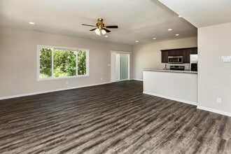 811 SE 10th Ln in Grimes, IA - Building Photo - Building Photo