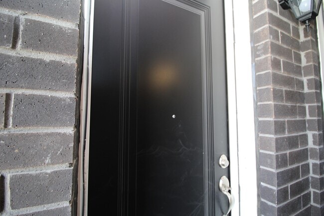 33 Creekbank Rd in North York, ON - Building Photo - Building Photo