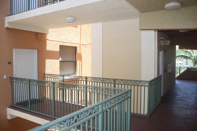 1610 Presidential Way in West Palm Beach, FL - Building Photo - Building Photo