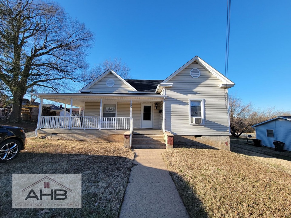 633 Tucker St in Burlington, NC - Foto de edificio