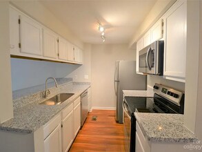 1319 Maple Shade Ln in Charlotte, NC - Foto de edificio - Building Photo