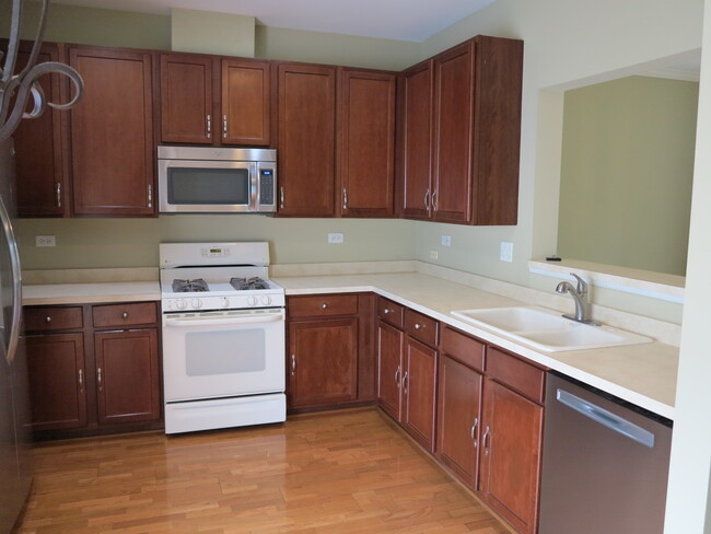 409 Cary Woods Cir in Cary, IL - Building Photo - Building Photo