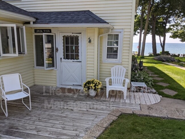 2421 Lakefront Dr in Holland, MI - Building Photo - Building Photo