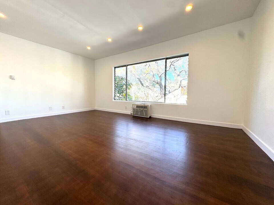 1020 N Edinburgh Ave in West Hollywood, CA - Building Photo
