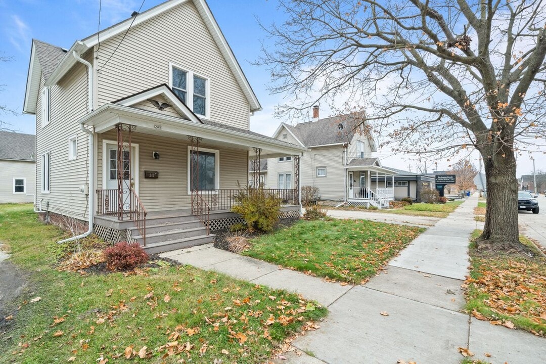 208 W Chestnut St in Burlington, WI - Building Photo