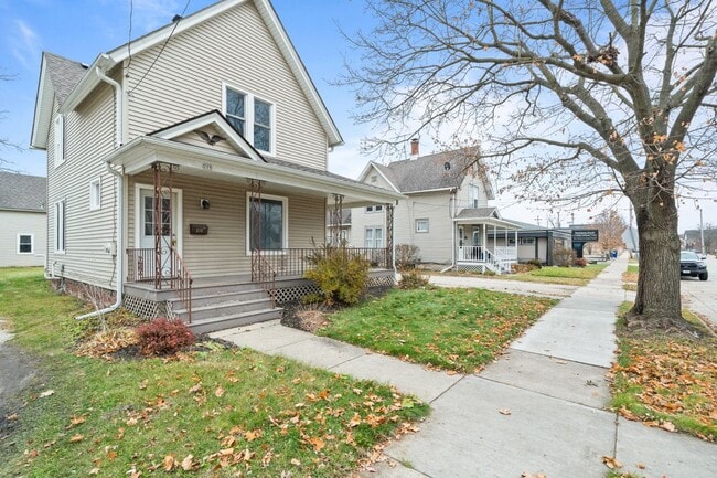 property at 208 W Chestnut St