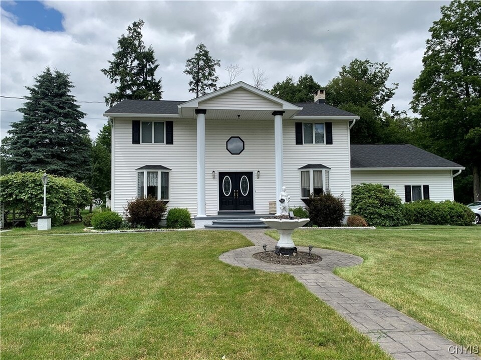 135 Button Ln in Frankfort, NY - Building Photo