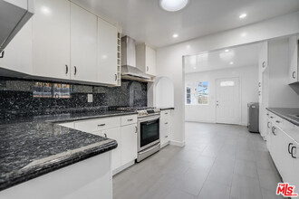 657 Brooks Ave in Los Angeles, CA - Building Photo - Building Photo