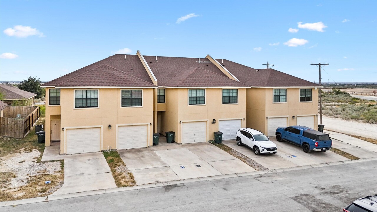 316 Ama Caro Dr in Del Rio, TX - Building Photo