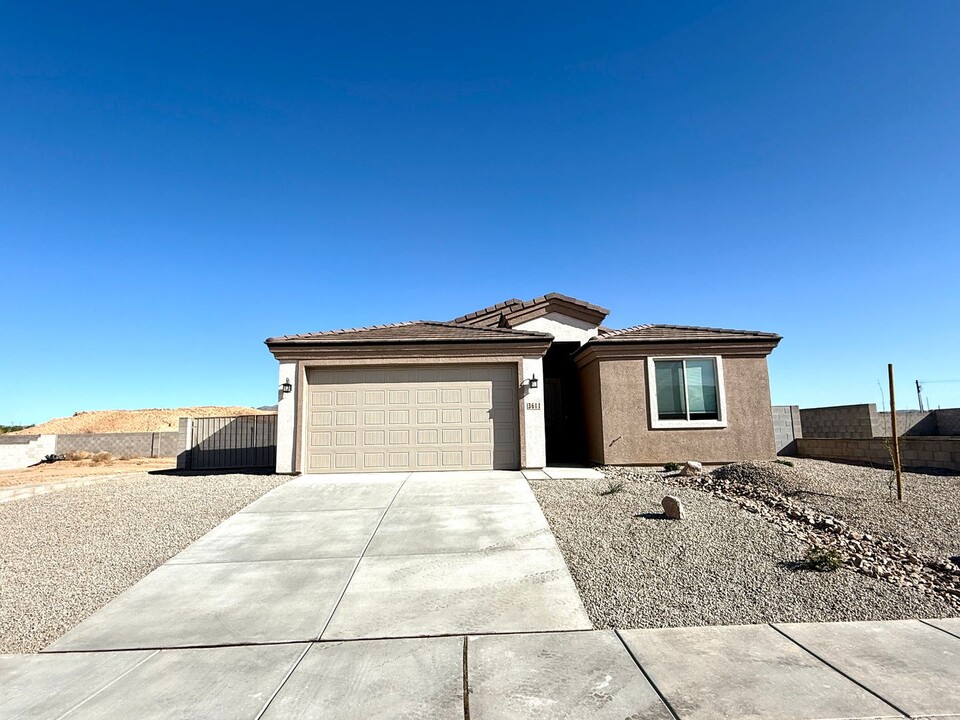3611 Charleston Loop in Kingman, AZ - Foto de edificio