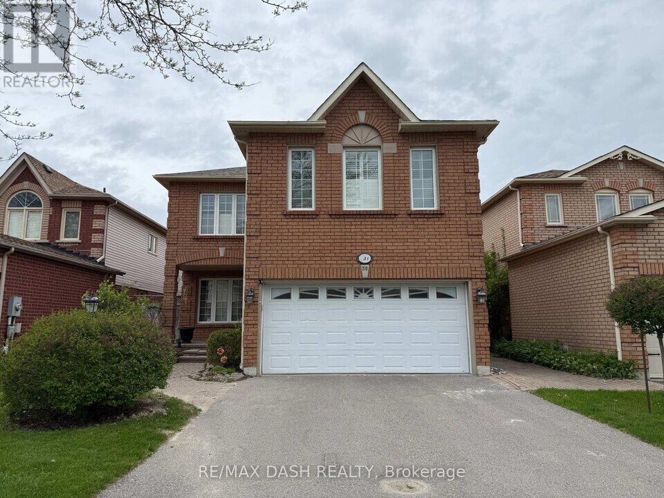 30 Brownell St in Whitby, ON - Building Photo