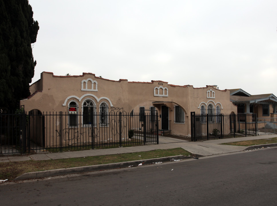 6326 Brynhurst Ave in Los Angeles, CA - Foto de edificio