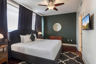 925 Common St in New Orleans, LA - Foto de edificio - Building Photo