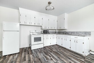 1424 College Ave in Regina, SK - Building Photo - Building Photo