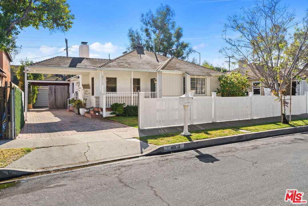 8918 Kramerwood Pl in Los Angeles, CA - Building Photo