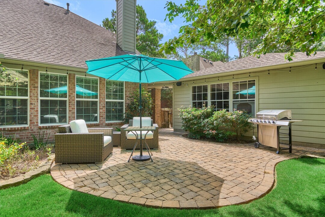 10 E Sterling Pond Cir in Spring, TX - Foto de edificio