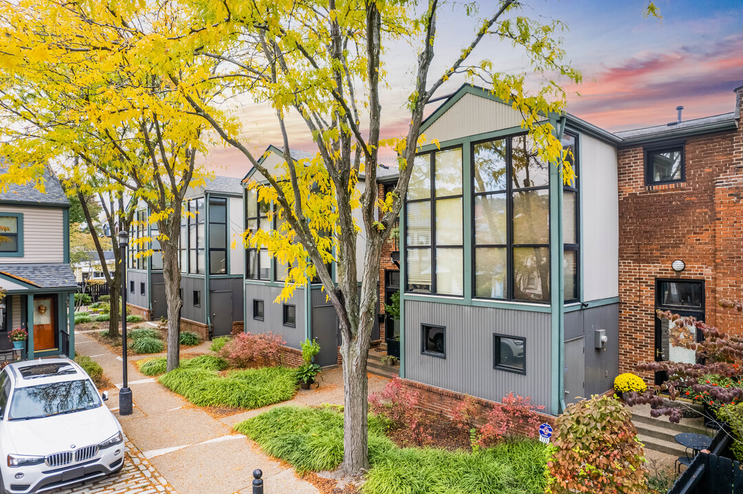 Fox Way Commons in Pittsburgh, PA - Building Photo