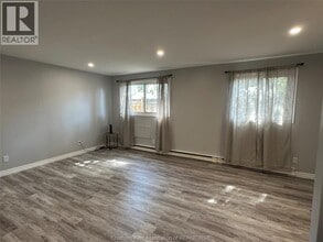 222 St Clair St in Chatham, ON - Building Photo - Building Photo