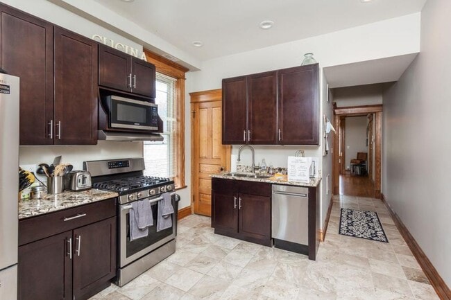 property at 1032 W Roscoe St