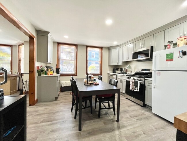 28 Higgins St, Unit 1 in Boston, MA - Building Photo - Building Photo