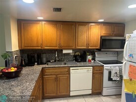3740 Inverrary Dr in Lauderhill, FL - Building Photo