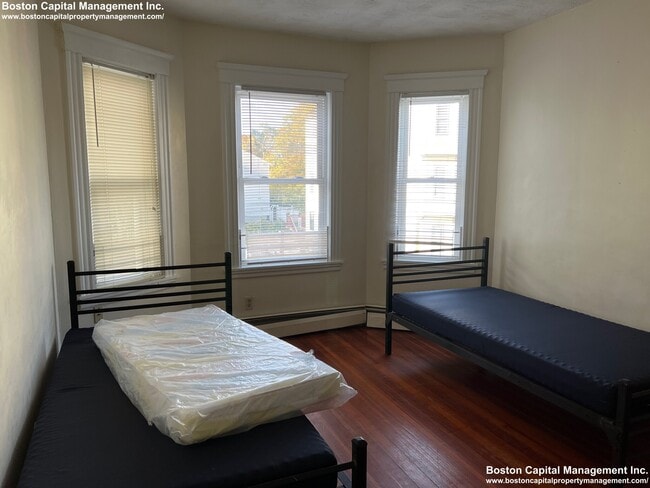 34 Cameron St, Unit 1 in Boston, MA - Foto de edificio - Building Photo