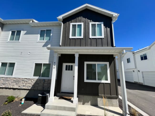 property at 465 N 30