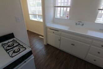 5940 Melrose Ave in Los Angeles, CA - Foto de edificio - Building Photo