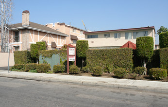 Acacia Courtyard in Glendale, CA - Building Photo - Building Photo