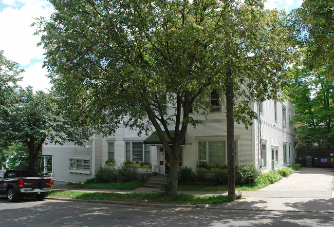 2403 W 42nd St in Minneapolis, MN - Building Photo - Building Photo