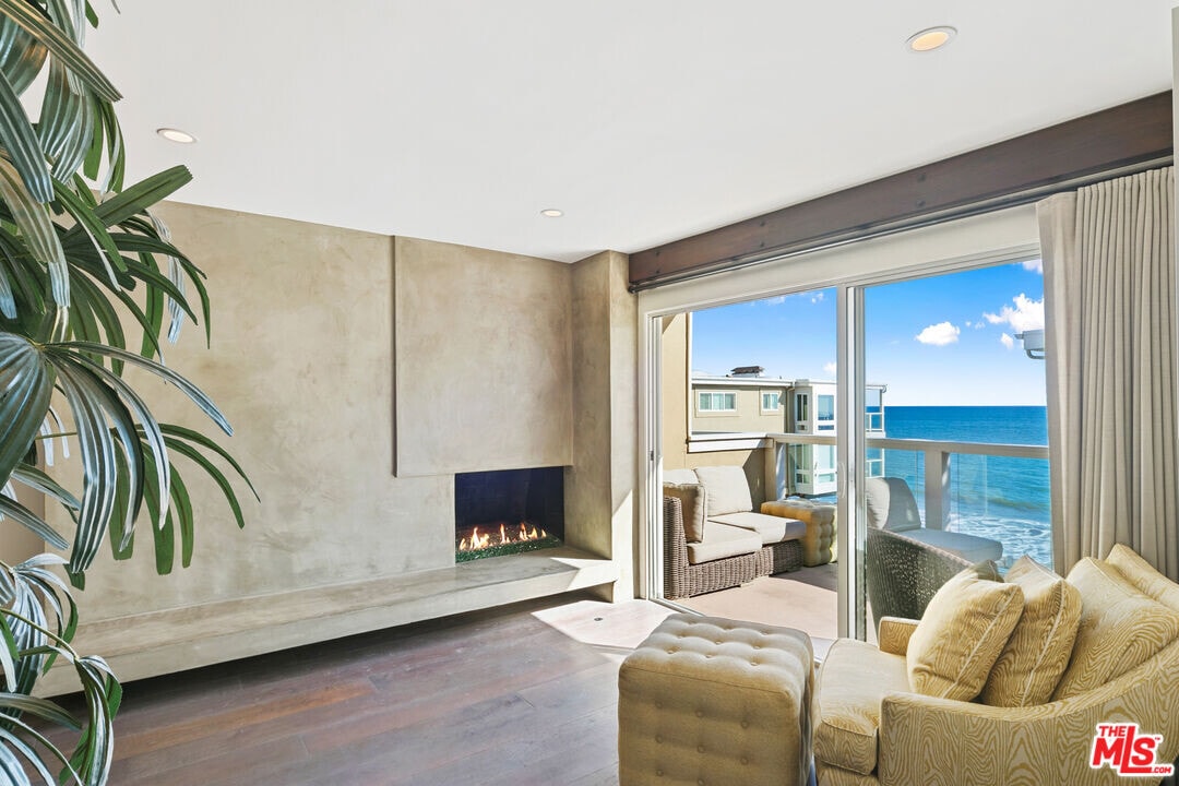 22626 Pacific Coast Hwy in Malibu, CA - Building Photo