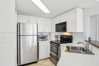2351 Douglas Rd, Unit PH 1305 in Miami, FL - Building Photo - Building Photo
