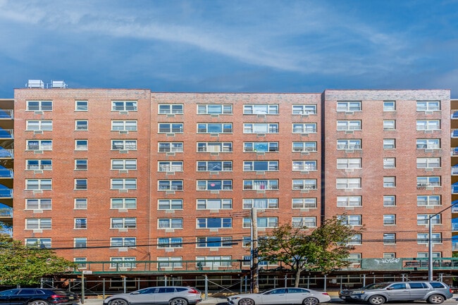 Elmhurst Towers Apartments in Elmhurst, NY - Foto de edificio - Building Photo