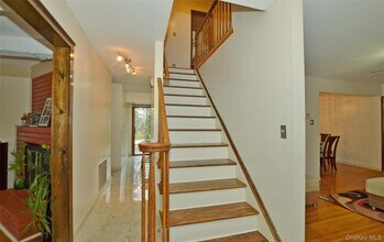 327 Town Line Rd in East Northport, NY - Building Photo - Building Photo